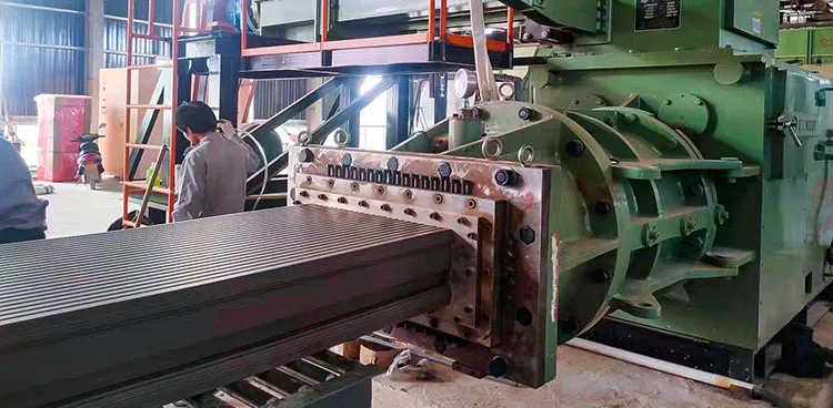 Machine à fabriquer des briques - Extrudeuse sous vide à deux étages de taille moyenne pour briques et tuiles en argile 1