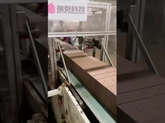 Précision en mouvement: machine de coupe de briques servo-synchronisée en action